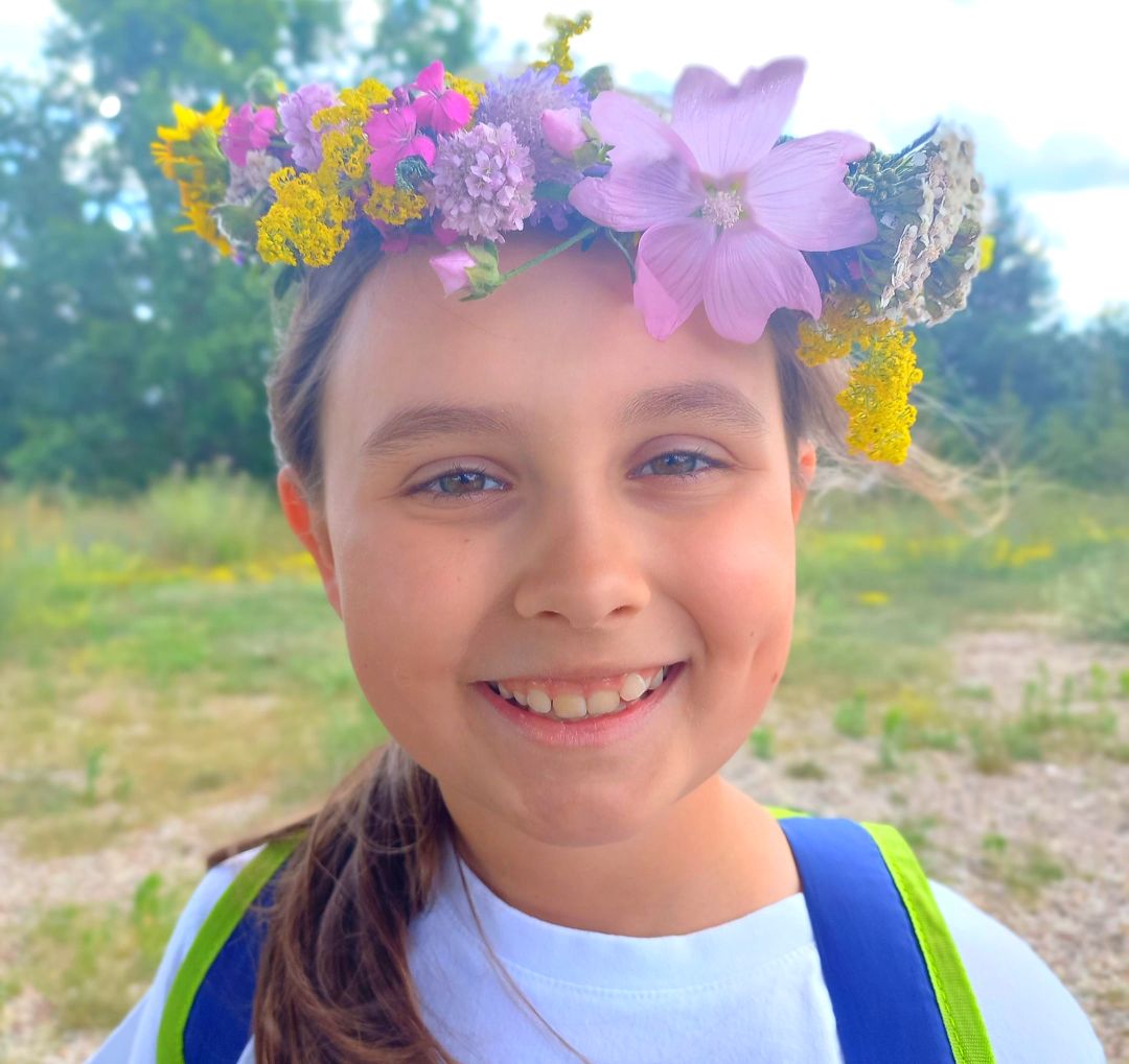 Naturalne jezioro z piaszczystą plażą