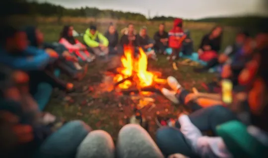 Dzieci Puszczy - Grupa dzieci nad ogniskiem