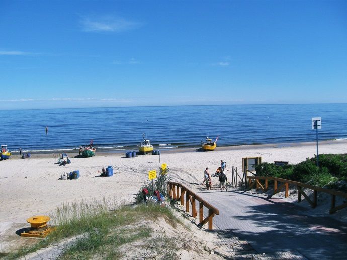 Naturalne jezioro z piaszczystą plażą