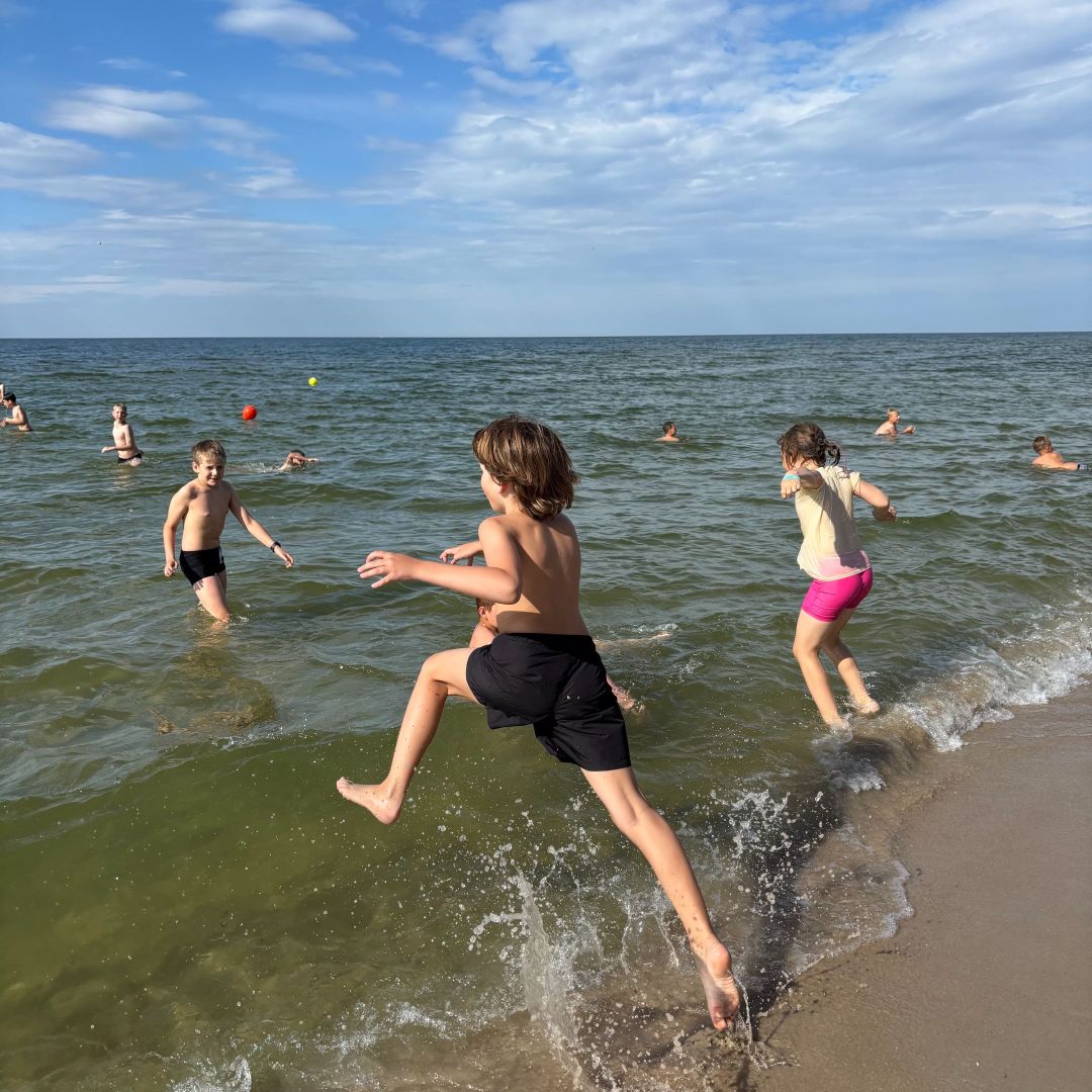 Naturalne jezioro z piaszczystą plażą