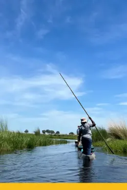 Turyści w łódkach mokoro, spływ w Delcie Okawango, Botswana safari