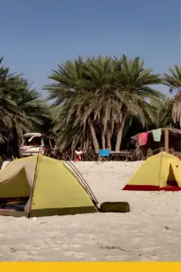 Namioty na plaży nad Oceanem Indyjskim na wyspie Sokotra