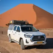 Samochód z wydmą w tle, pustynia Namib, Namibia