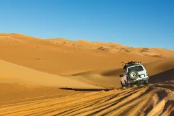 Samochód terenowy jadący przez Sahary w Algierii