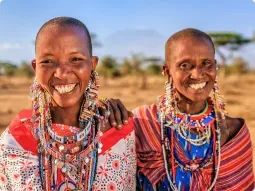 Gepard patrzący w obiektyw fotografa w parku narodowym Etosha w Namibii.