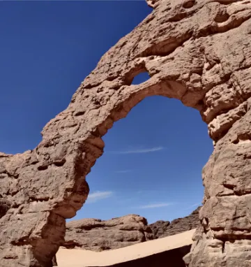 Łuk skalny w parku narodowym Tassili n'Ajjer w Algierii