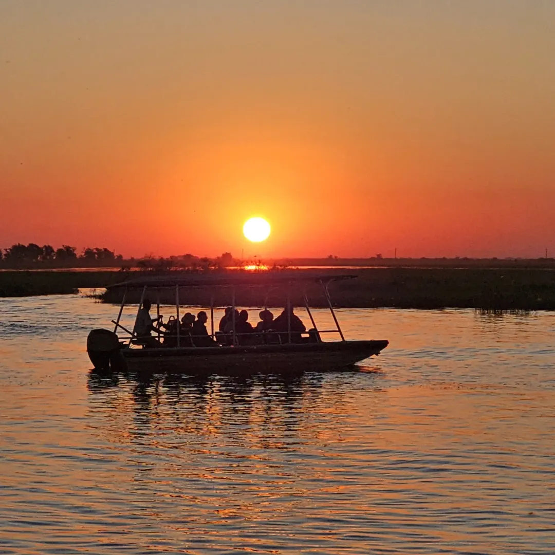 Zachód słońca w trakcie rejsu wycieczkowego po rzece Chobe, Botswana