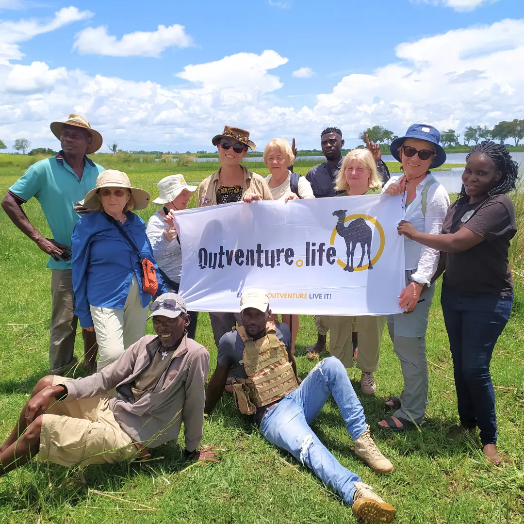 Grupa turystów outventure.life po spływie łodzią mokoro, Delta Okawango, Botswana