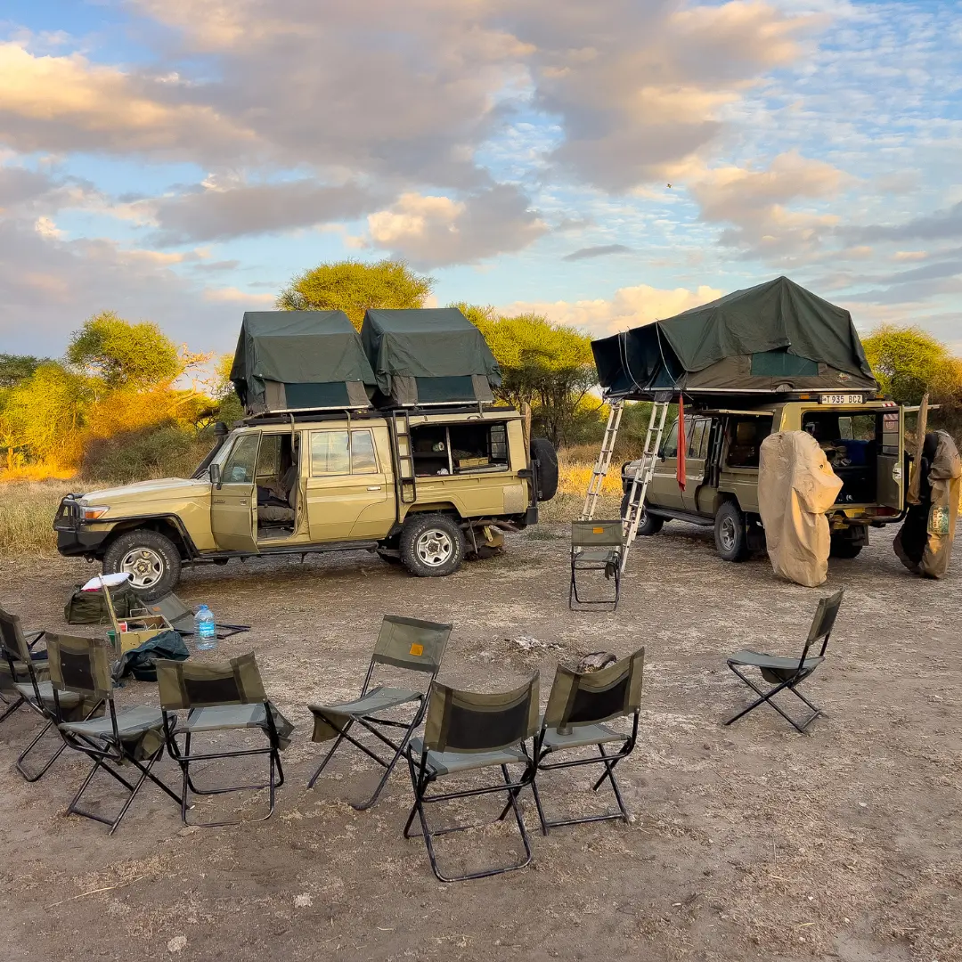 Samochody na biwaku outventure.life w Tanzanii