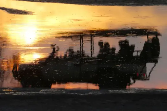 Botswana, odbicie samochodu wycieczkowego w wodzie, Delta Okawango