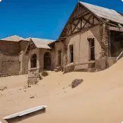 Widok budynku zasypanego piaskiem w Kolmanskop w Namibii
