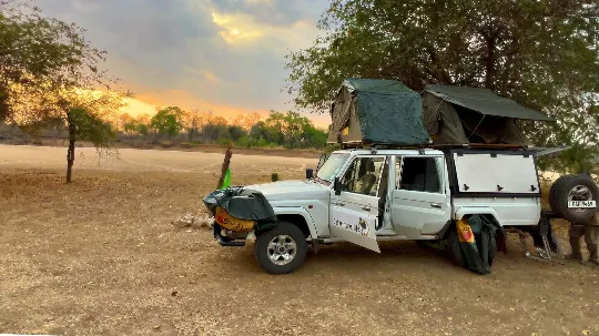 Samochód outventure.life na kempingu w Zambii