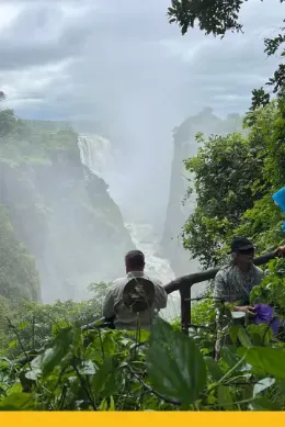 Mężczyzna obserwuje Wodospady Wiktorii w Zimbabwe