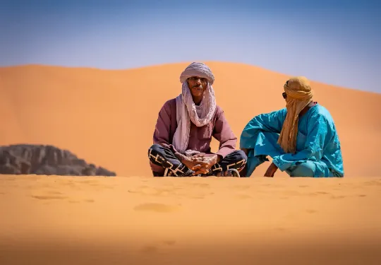 Tuaregowie na szczycie piaszczystej wydmy Parku Narodowym Tassili n'Ajjer, wycieczka do Algierii