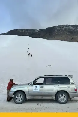 Wielkie wydmy na plaży Arher na Sokotrze i wchodzący na nie uczestnicy wyprawy outventure.life