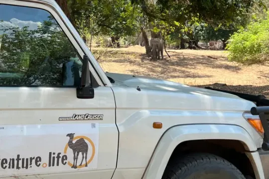Samochód outventure.life na kempingu w parku narodowym, safari w Zambii