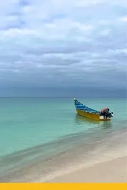 Łódź rybacka zacumowana przy plaży Shoab, Sokotra