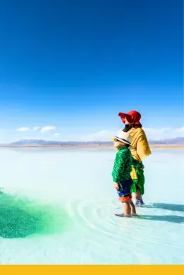 Kobieta z dzieckiem stojący nad jeziorem Chaka