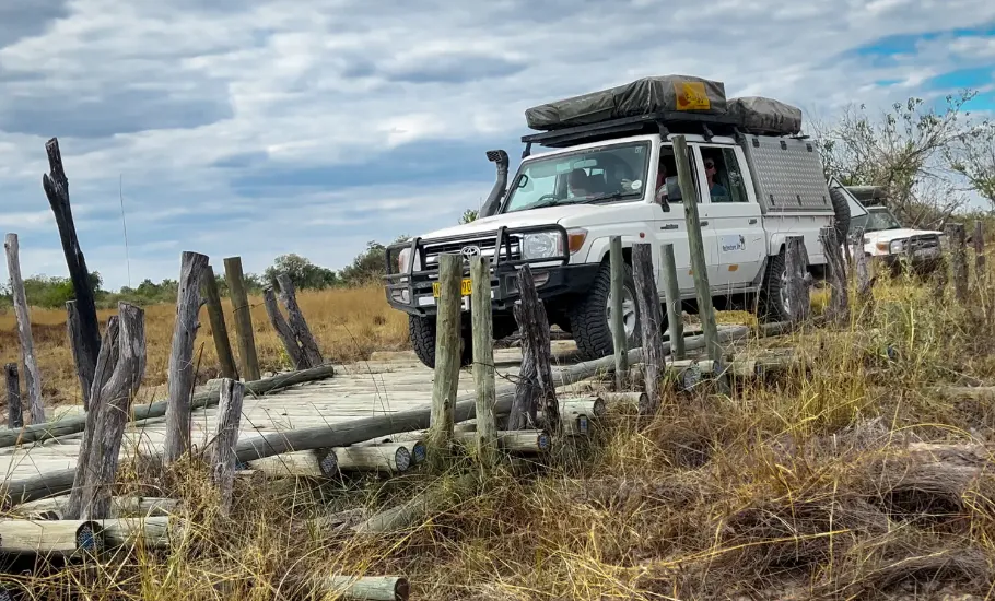 Samochód terenowy przejeżdża most w czasie safari selfdrive w Botswanie