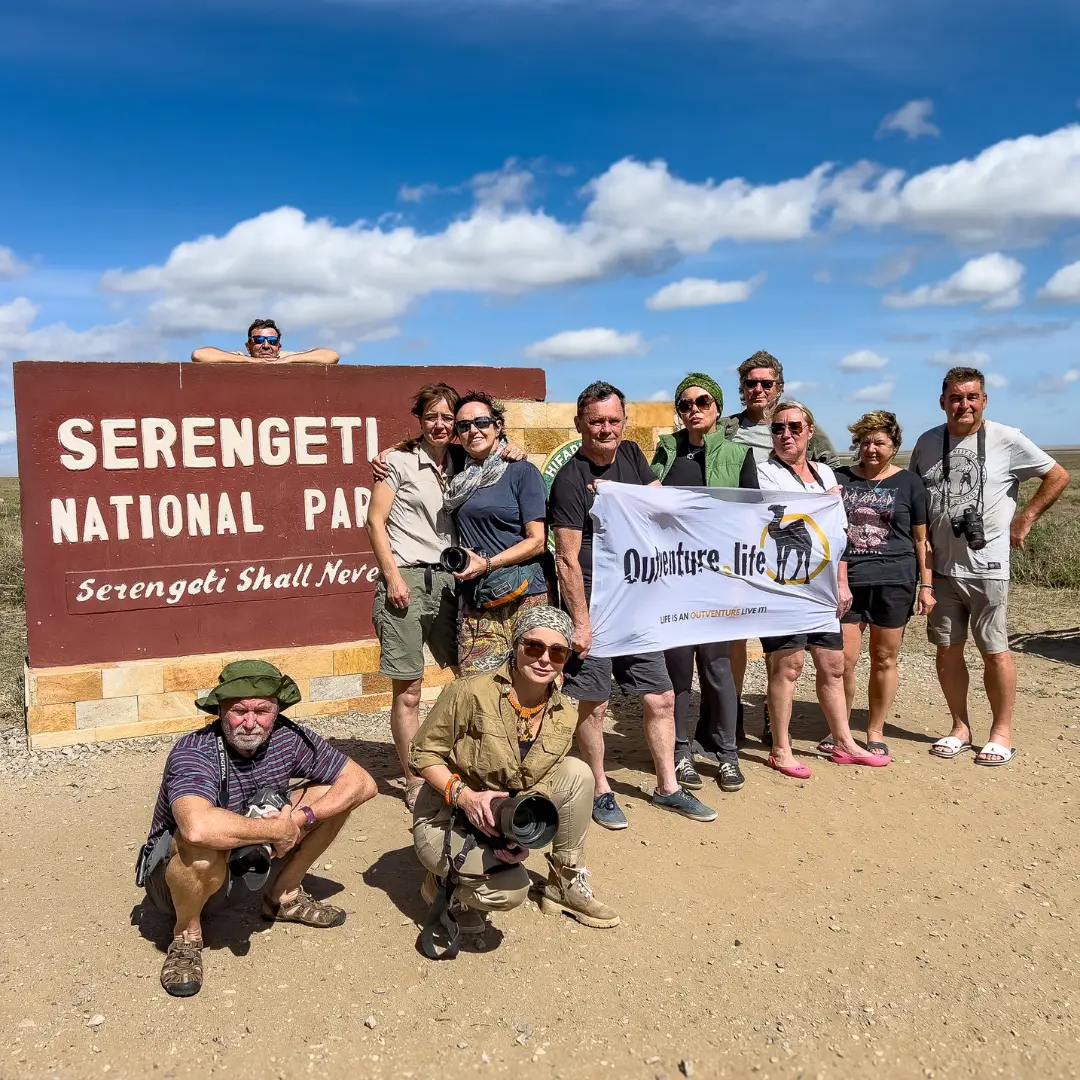 Pamiątkowe zdjęcie grupy turystów outventure.life w parku Serengeti w Tanzanii