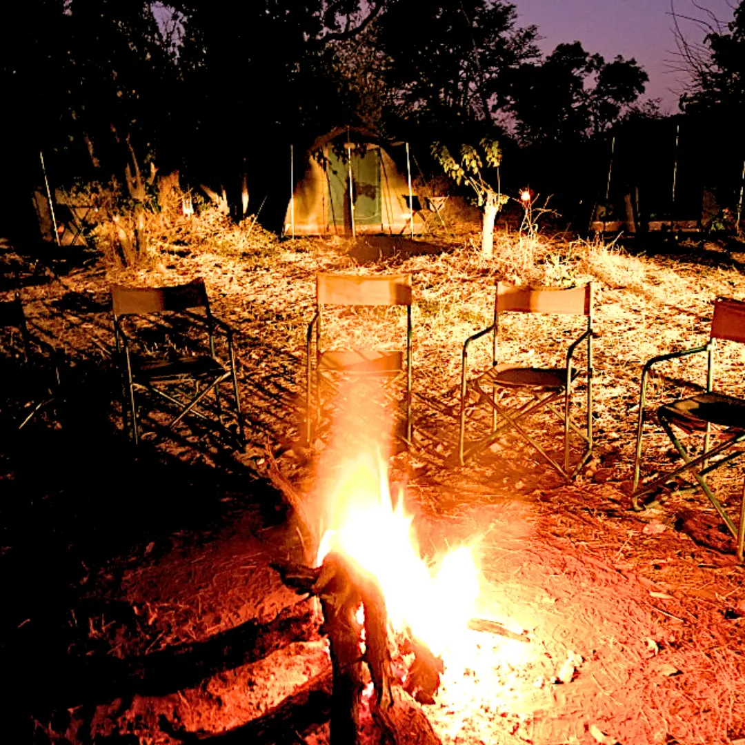 Ognisko w obozowisku outventure.life w Botswanie