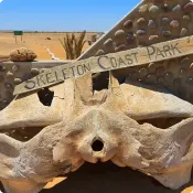 Tablica z nazwą Skeleton Coast przy bramie wjazdowej do parku narodowego Skeleton Coast w Namibii