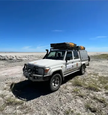 Samochód terenowy na solnisku Makgadikgadi w Botswanie