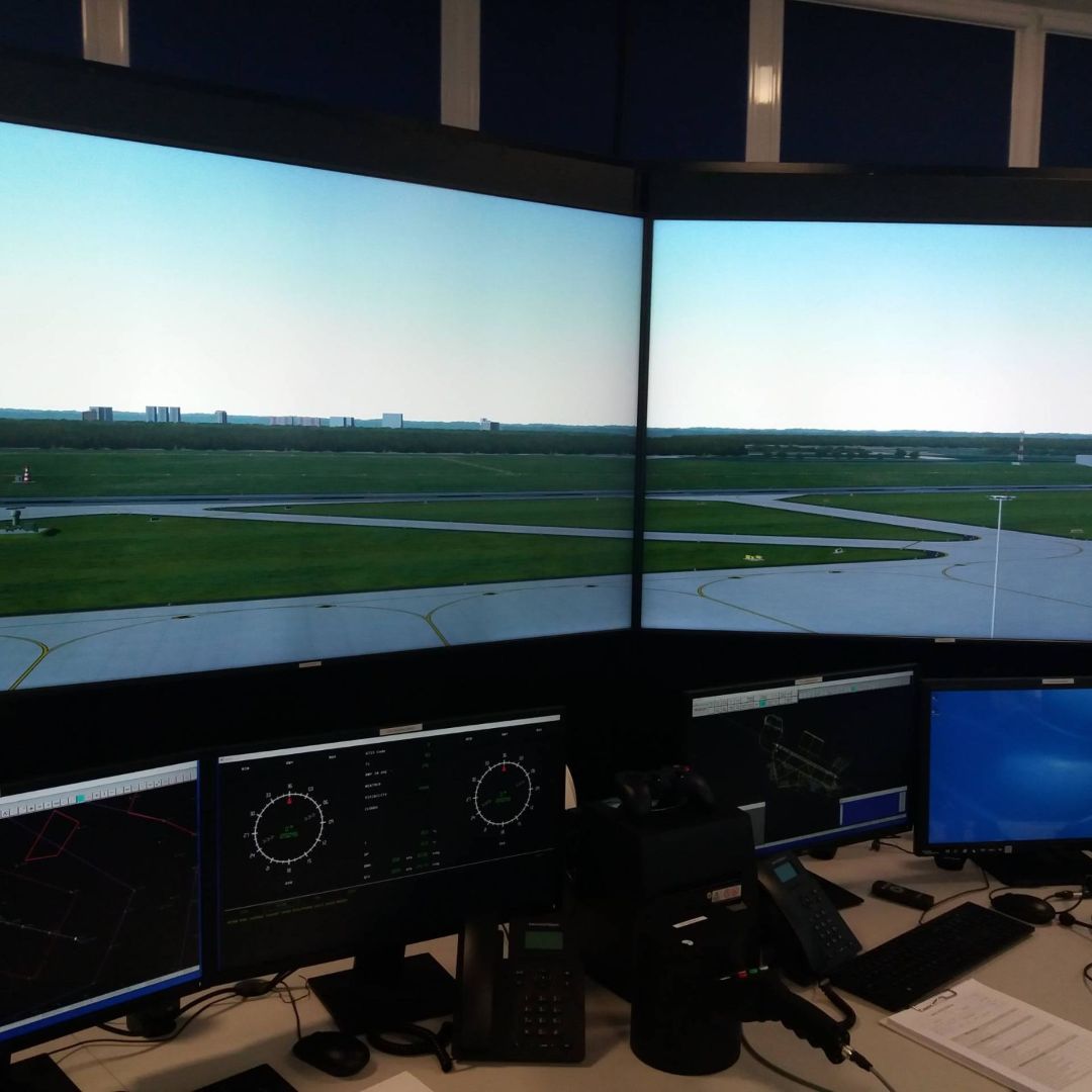 https://radio.lublin.pl/2022/04/deblin-najnowoczesniejszy-w-kraju-symulator-kontroli-ruchu-lotniczego-trafil-do-lotniczej-akademii-wojskowej/