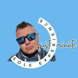 zdjęcie mężczyzny w okularach przeciwsłonecznych