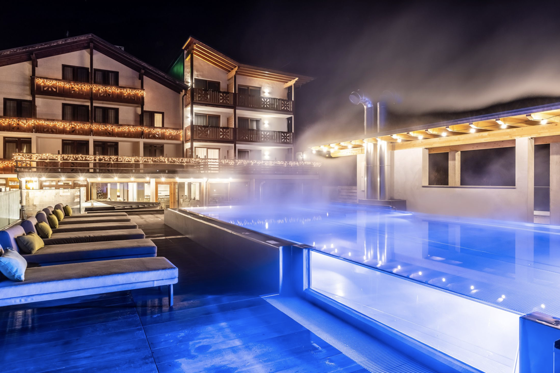 <hotel z basenem zewnętrznym>