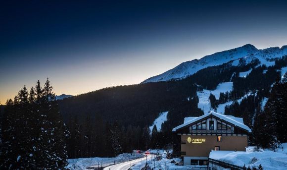 <Widok na Hotel Ambiez oraz góry>